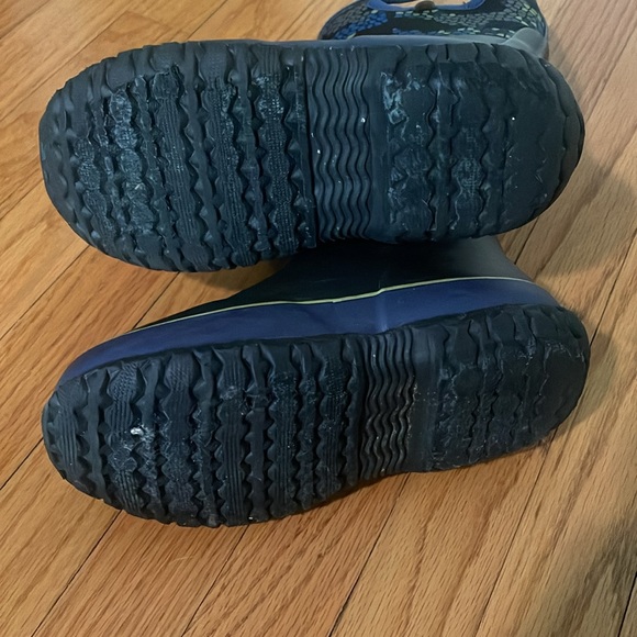 Kids Bogs Waterproof Boots with Camo Design - Picture 8 of 10